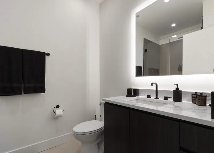 Apartment River North Private Deck With In And Out Parking *