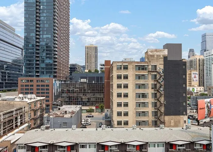 Apartment River North Private Deck With In And Out Parking