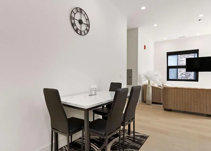 Apartment River North Private Deck With In And Out Parking *