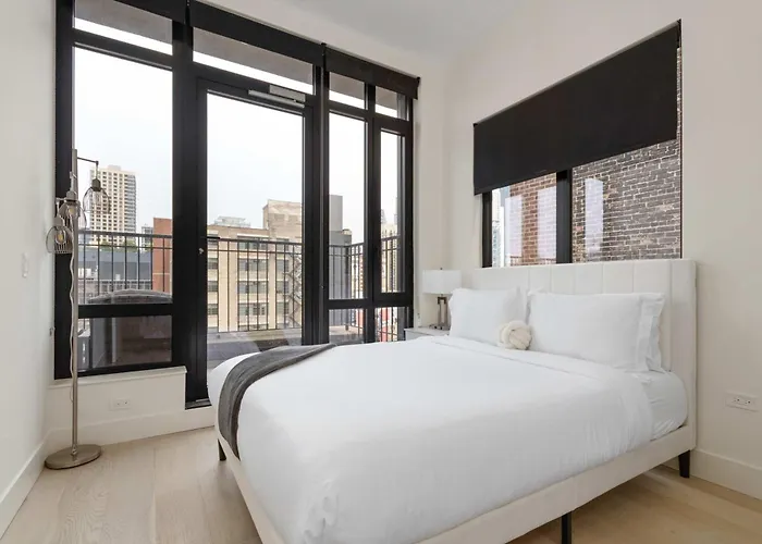 River North Private Deck With In And Out Parking Apartment *