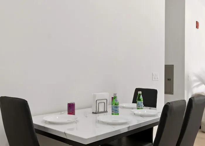 Apartment River North Private Deck With In And Out Parking *