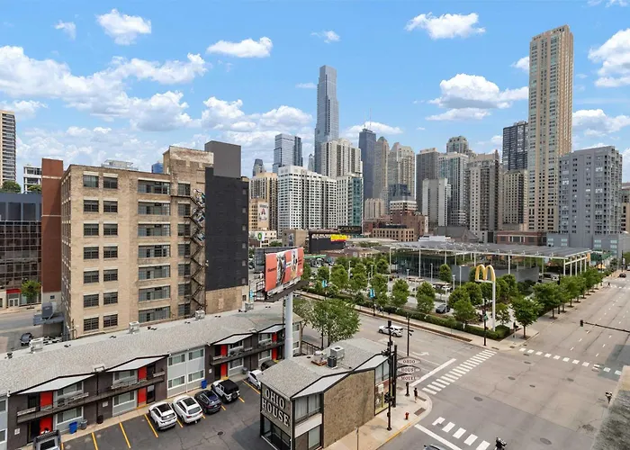 River North Private Deck With In And Out Parking Apartment *