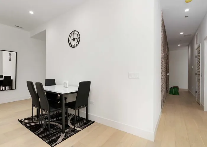 Apartment River North Private Deck With In And Out Parking *