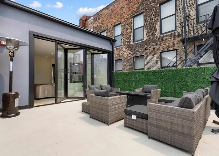 Apartment River North Private Deck With In And Out Parking Chicago