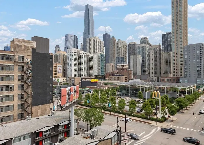 Apartment River North Private Deck With In And Out Parking