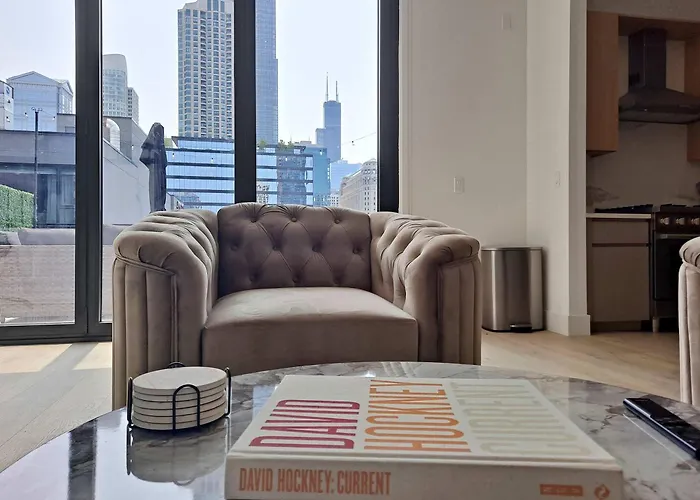 Apartment River North Private Deck With In And Out Parking